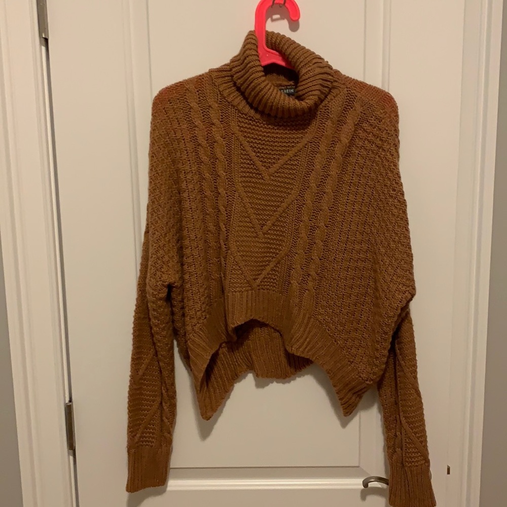 Turtle neck crop sweater
